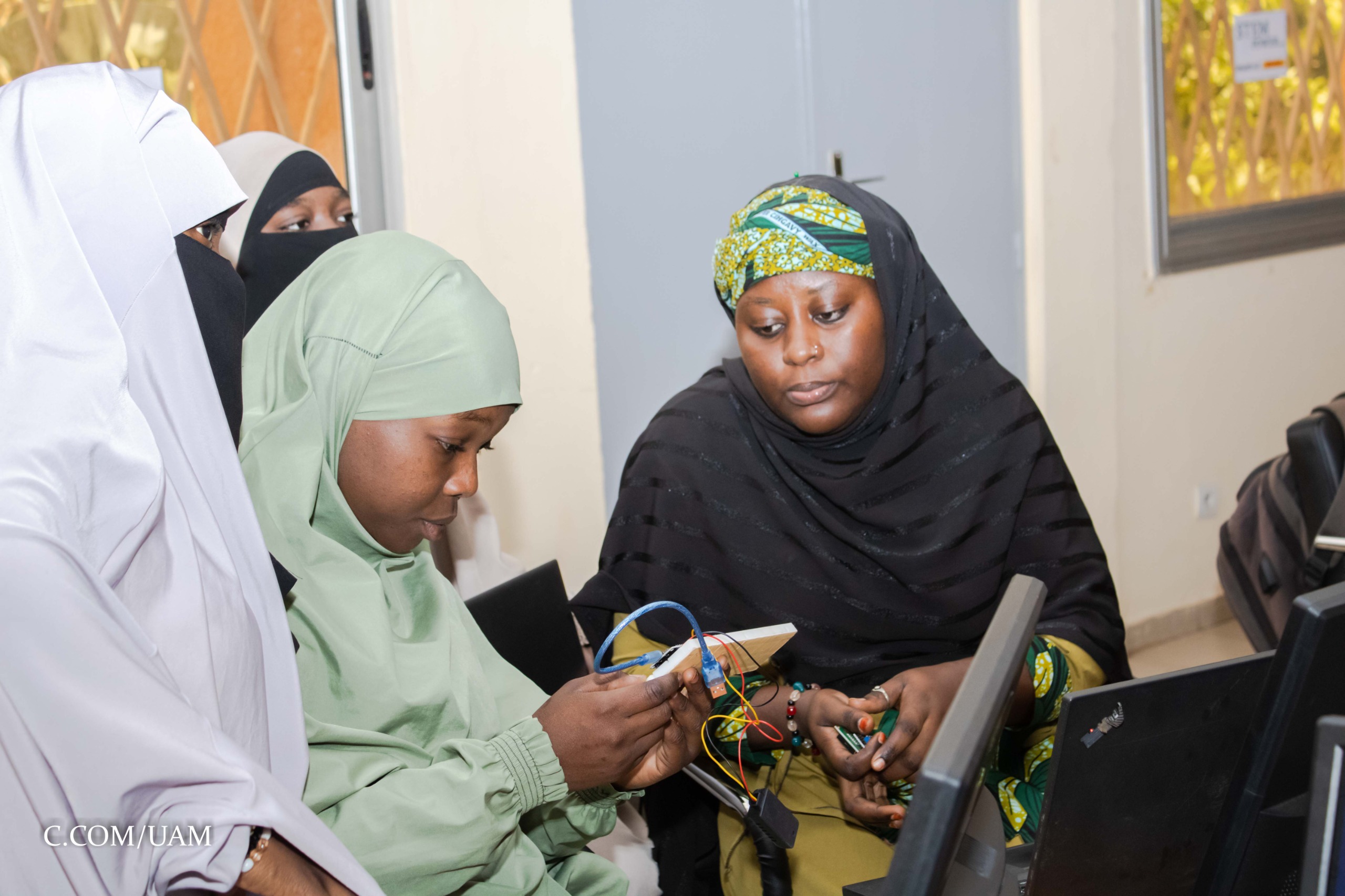 Le Centre STEM Power Niger (UAM), en collaboration avec Saratech Academy, poursuit le programme avec une journée dédiée au développement et au déploiement de solutions domotiques.